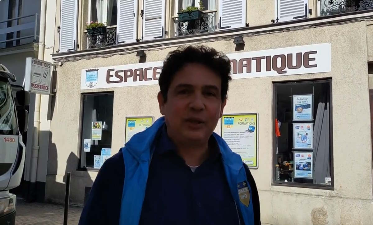 David Chemla devant l'Espace Informatique de Vincennes